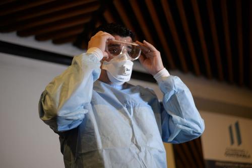 Los médicos deberán utilizar este traje especial para atender a pacientes que podrían estar contagiados de coronavirus. (Foto: Wilder López/Soy502)