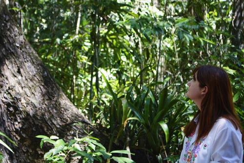 Bonnie Wright disfrutó junto a los guardianes de Petén. (Foto: Rainforest Alliance)