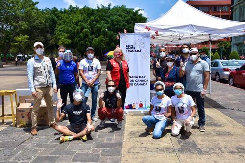 El equip ode Rayuela, la Olla Comunitaria y la Embajada de Canadá unieron esfuerzos este miércoles. (Foto: Canadá en Guatemala)