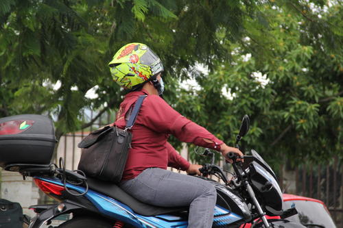 Algunas personas no utilizan de buena manera el equipo de protección como el casco cuando se desplazan por las vías de la ciudad. (Foto: Fredy Hernández/Soy502)