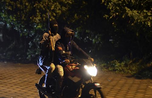 Los patrulleros utilizan motocicletas y vehículos para hacer "rondas" en San Vicente Pacaya. (Foto: AFP)