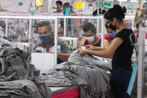 Así laboran ahora en la maquila que fue cerrada durante 40 días. (Foto: La Hora)