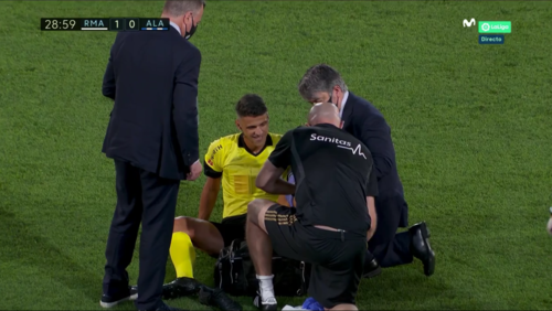 El árbitro contó con la asistencia del cuerpo médico del Real Madrid para recuperarse. 