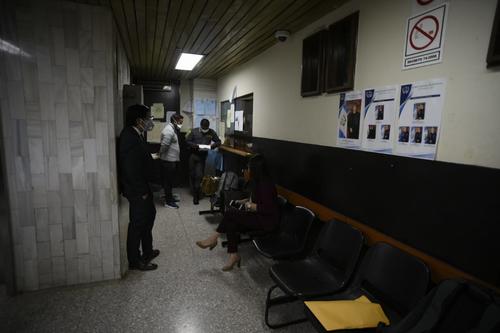 La sede del Juzgado Cuarto de Primera Instancia Penal está cerrada. Personal de turno informó que la audiencia quedaba suspendida. (Foto: Wilder López/Soy502) 
