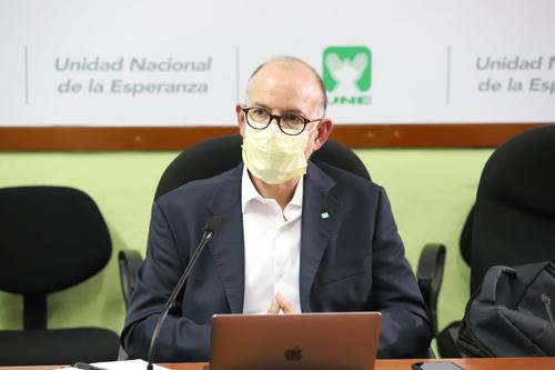 El jefe de la Coprecovid, Edwin Asturias, explicó que si Guatemala elimina las restricciones el peor escenario sería registrar hasta 200 mil casos de Covid-19. (Foto: Wilder López/Soy502)