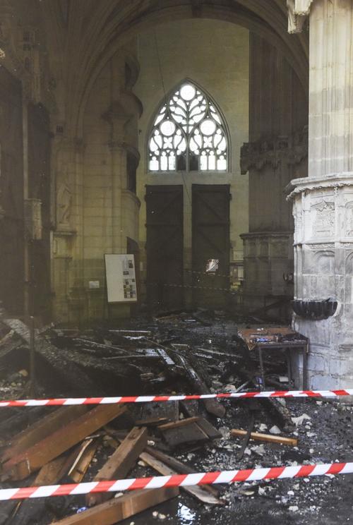 Así quedó el interior de la catedral de Nantes. (Foto: AFP)