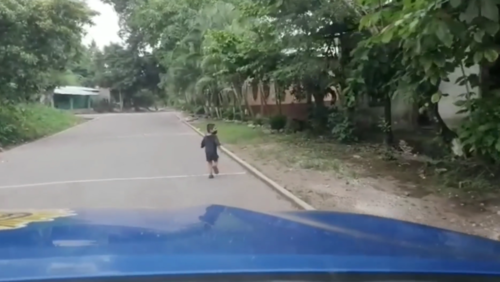 El niño huye al ver la presencia de la patrulla.