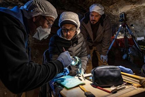 Los científicos analizan las piezas que han encontrado dentro de la cueva que los ha llevado a presentar sus descubrimientos. (Foto: Devlin Gandy)