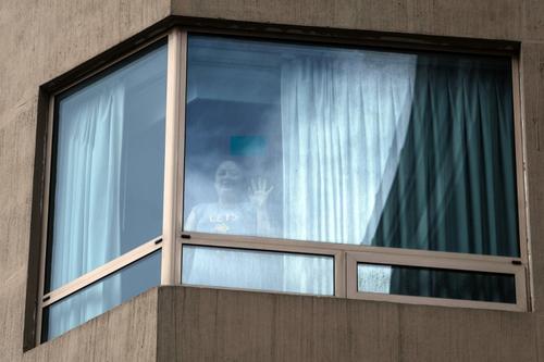 Como un cuento de hadas se sintió Yoselin Solórzano al ver a su amado desde una ventana en lo alto de una torre, en este caso un hotel. (Foto: Johan Ordóñez/AFP)
