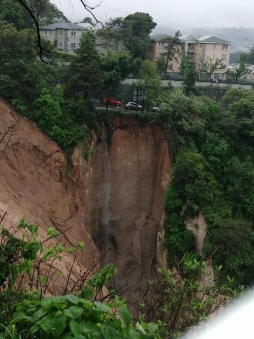 Este martes se pudo constatar el desprendimiento de tierra a un costado de la ruta hacia Boca del Monte. (Foto: BDM Noticias)