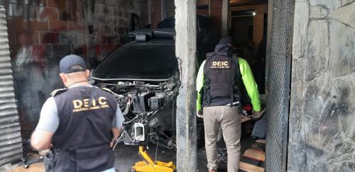 En el interior, los investigadores localizaron un carro que era desmantelado. (Foto: PNC)