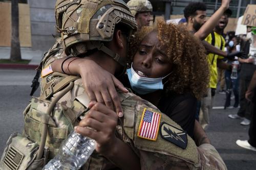 Un soldado abraza a una ciudadana luego del gesto de solidaridad de los elementos de la Guardia Nacional. (Foto: AFP)