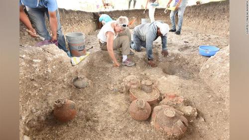 Los arqueólogos han llagado vasijas y otros elementos de cerámica durante las excavaciones. (Foto: Takeshi Inomata)