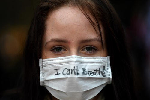 La frase "no puedo respirar" dicha por George Floyd antes de morir es utilizada en las protestas (Fotografía AFP)