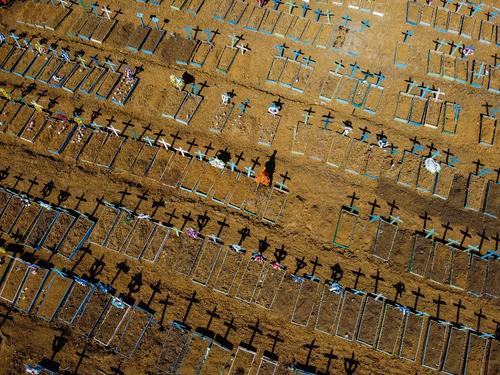 En el entierro solo pueden presentarse cinco familiares del fallecido, pero la cantidad de sepelios son masivos. (Foto: AFP)