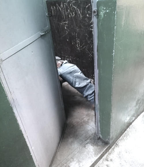 El hombre quedó desplomado dentro de uno de los cubículos hasta ser encontrado este domingo. (Foto: PMT Amatitlán)