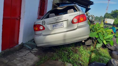 El automóvil quedó parcialmente destruido por el impacto al estrellarse a un costado de una casa. (Foto: Stereo 100 Noticias)