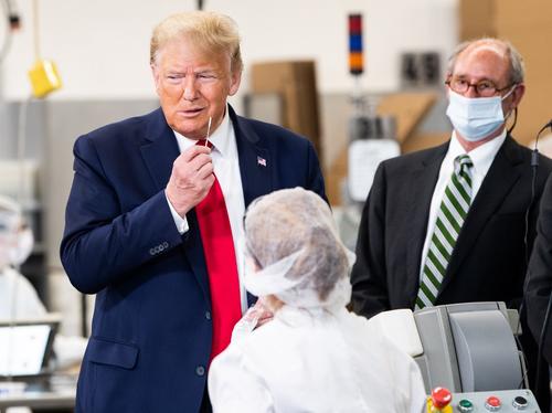 Trump simuló que se hacía un hisopado sin contar con guantes, lo que expuso la prueba a contaminación. (Foto: AFP)