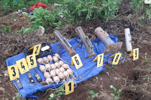 Bombas pirotécnicas y cuatro morteros de metal fueron localizados en Nahualá. (Foto: PNC)