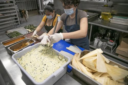 Ana Caballero y la guatemalteca Olga Castillo preparan tamales para la venta en Filadelfia. (Foto: The PHiladelphia Inquirer)