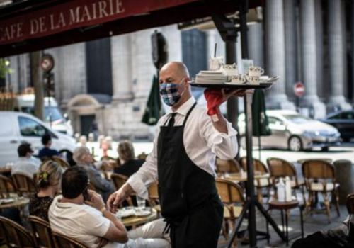 Los parisinos ya podían degustar un café en exteriores, ahora pueden hacerlo con normalidad dentro de los restaurantes. (Foto: AFP)