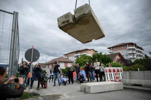 Retiran los bloques de cemento que impedían el paso de la frontera entre Francia y Suiza. (Foto: AFP) 