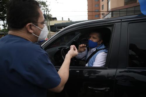El médico conversó en la vía pública con Juan Luis Ortiz Álvarez, implicado en el caso Cooptación del Estado. (Foto: Wilder López/Soy502) 
