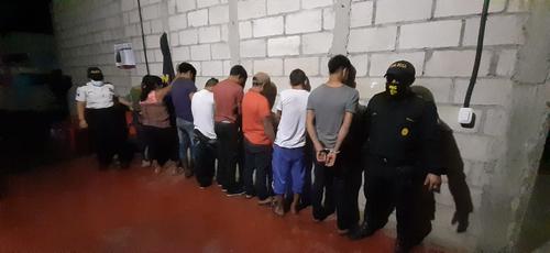 Las ocho personas capturadas. (Foto: PNC) 