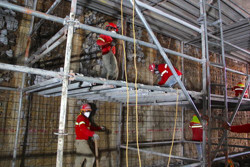 Los obreros cuentan con todo su equipamiento para continuar con sus labores en la obra. (Foto: Fredy Hernández/Soy502)