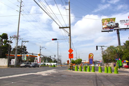En la zona se han hecho desvíos en las vías para avanzar en los trabajos. (Foto: Fredy Hernández/Soy502)