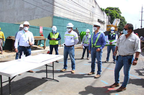 Encargados de la obra explican los avances a representantes de la Municipalidad de Guatemala. (Foto: Fredy Hernández/Soy502)