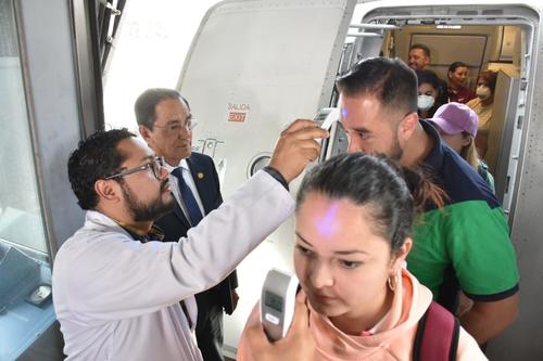 Los pasajeros de avión que arriban a Guatemala están siendo analizados para evitar el ingreso de Coronavirus al país. (Foto: MSPAS)