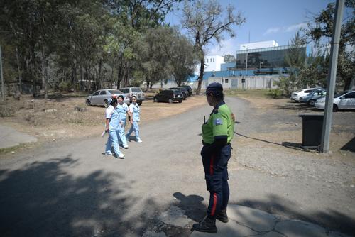 Enfermeras en el área de parqueo del Hospital de Villa Nueva. (Foto: Wilder López/Soy502) 