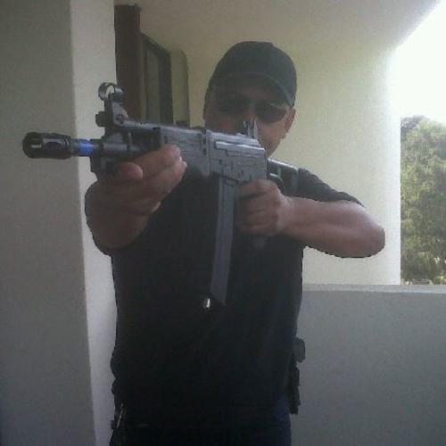 Orlando Krishna Alvarado publicó en sus redes sociales una fotografía con un arma de grueso calibre. (Foto: Facebook)