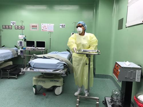 La enfermera muestra el equipo de protección para el personal con contacto directo con pacientes de COVID19. (Foto: Evelyn de León/Soy502) 