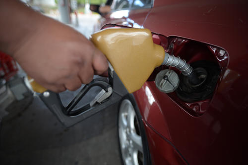 De acuerdo con la Gremial de Expendedores de Combustibles, si los precios se mantienen, el costo por galón en Guatemala podría bajar hasta 2 quetzales por galón. (Foto: Wilder López/Soy502)