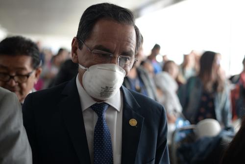 El ministro de Salud, Hubo Monroy, realizó un recorrido en el Aeropuerto Internacional La Aurora, durante la cual utilizó mascarilla como mecanismo de prevención. (Foto: Wilder López/Soy502)