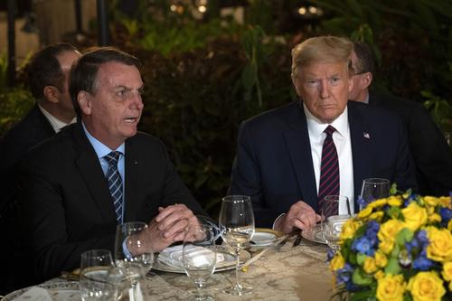 Durante la reunión en la que estuvieron presentes Trump y Bolsonaro, estuvo un funcionario brasileño que dio positivo de coronavirus. (Foto: AFP)