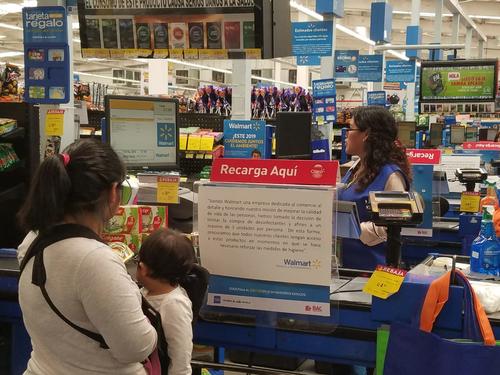 En WalMart colocaron letreros donde se advierte de la restricción en la compra de productos como desinfectantes y antibacteriales. (Foto: Jessica Gramajo/Soy502)