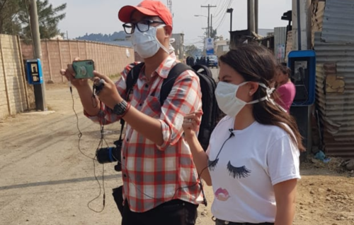 Periodistas que cubren en las afueras del hospital de Villa Nueva utilizan mascarilla como prevención. (Foto: SCSP)