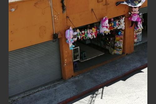 Algunos negocios comenzaron a abrir sus persianas en el Centro Histórico. (Foto: Soy502)