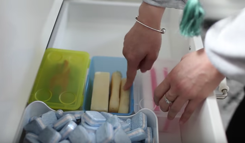 Poner las esponjas en una gabeta al alcance del lavatrastos hará que tu cocina se vea más ordenada. (Foto: captura de pantalla)