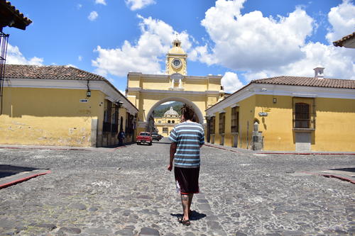 Un turista hace un video y narra cómo se vive la cuarentena en Antigua Guatemala. (Foto: Fredy Hernández/Soy502)