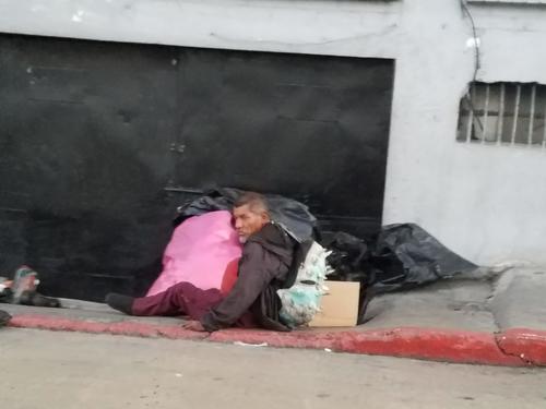 Una persona en condición de calle prepara sus pertenencias para iniciar su noche. (Foto: Jessica Gramajo/Soy502)