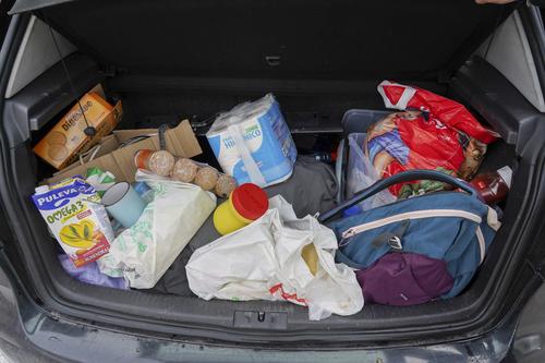 La familia lleva dentro de su carro comida y productos de primera necesidad, pero requiere de un espacio amplio para completar la cuarentena. (Foto: Luis de Vega/El País)