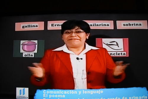 Una maestra transmite la clase por el Canal 13 de la televisión nacional. (Foto: Evelyn de León/Soy502) 