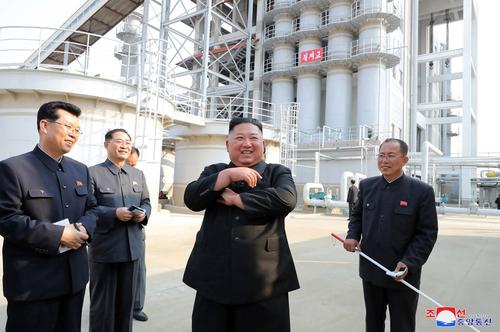 El líder norcoreano hizo un recorrido por la planta que inauguró acompañado de varios funcionarios. (Foto: KCNA)