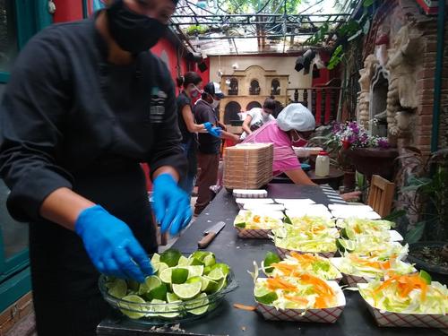Muchos se unen a hacer almuerzos para los vecinos de Antigua. (Foto: banderas Blancas sac)