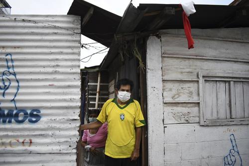 Las banderas blancas en los barrios más vulnerables. (Foto: AFP) 