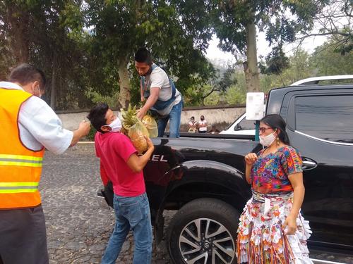 Los pobladores de Antigua y los alrededores acuden al centro de acopio para repartir verduras y granos básicos en apoyo a Banderas Blancas. (Foto: Banderas Balncas Sac)